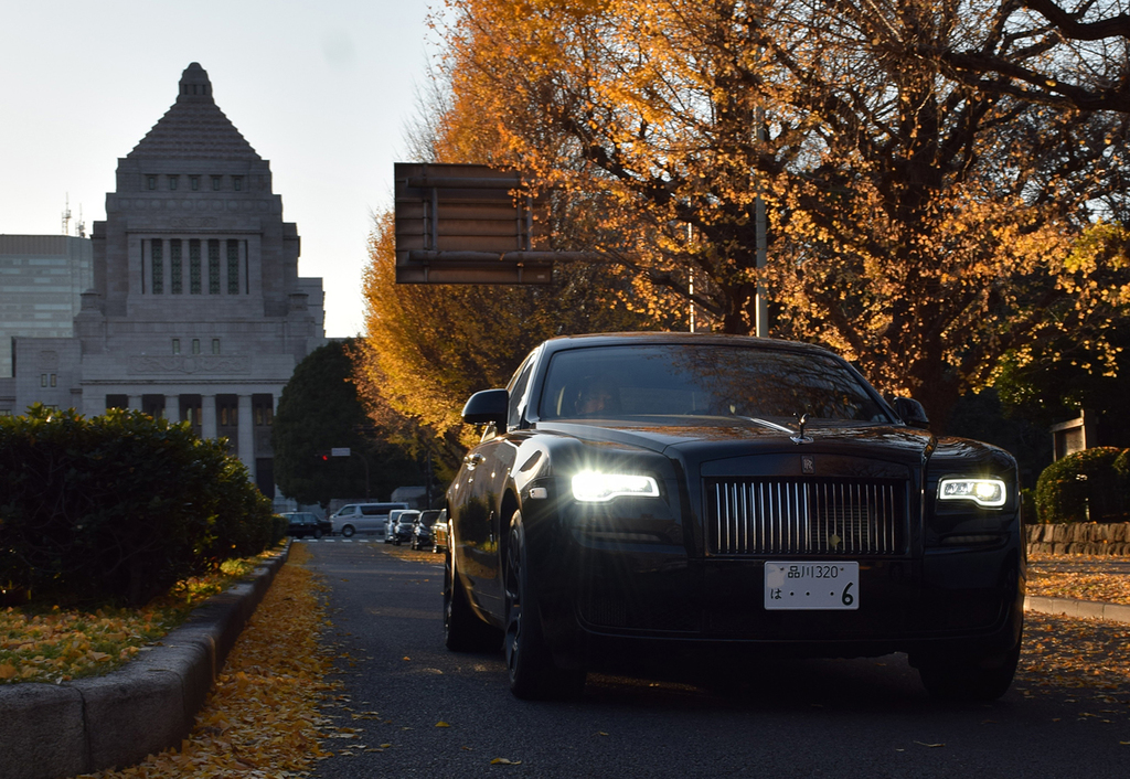 国会議事堂前を走るロールス・ロイス「ゴースト」。漆黒のボディを身に纏った不気味な風貌はまさに“幽霊”のよう