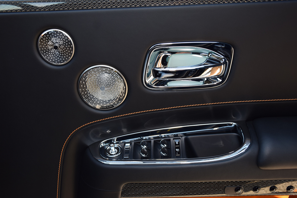 ドアトリムに配したスピーカーとインナーハンドル