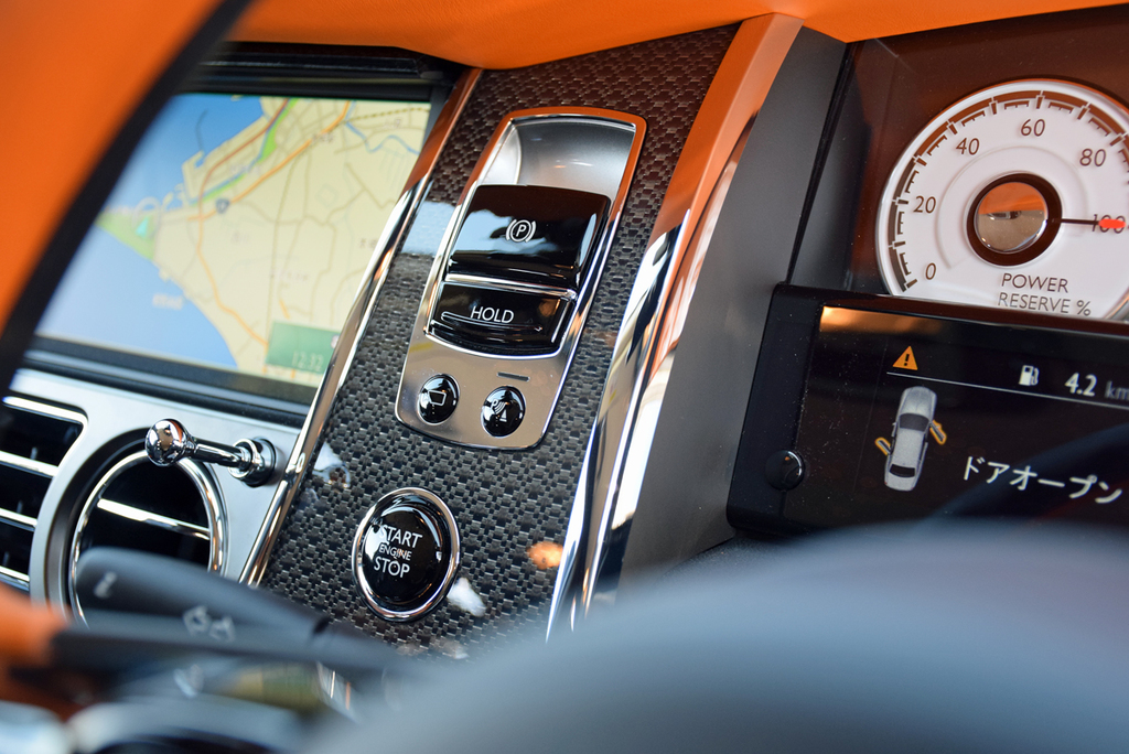 上から電気式パーキング、オートホールド、エンジンボタン