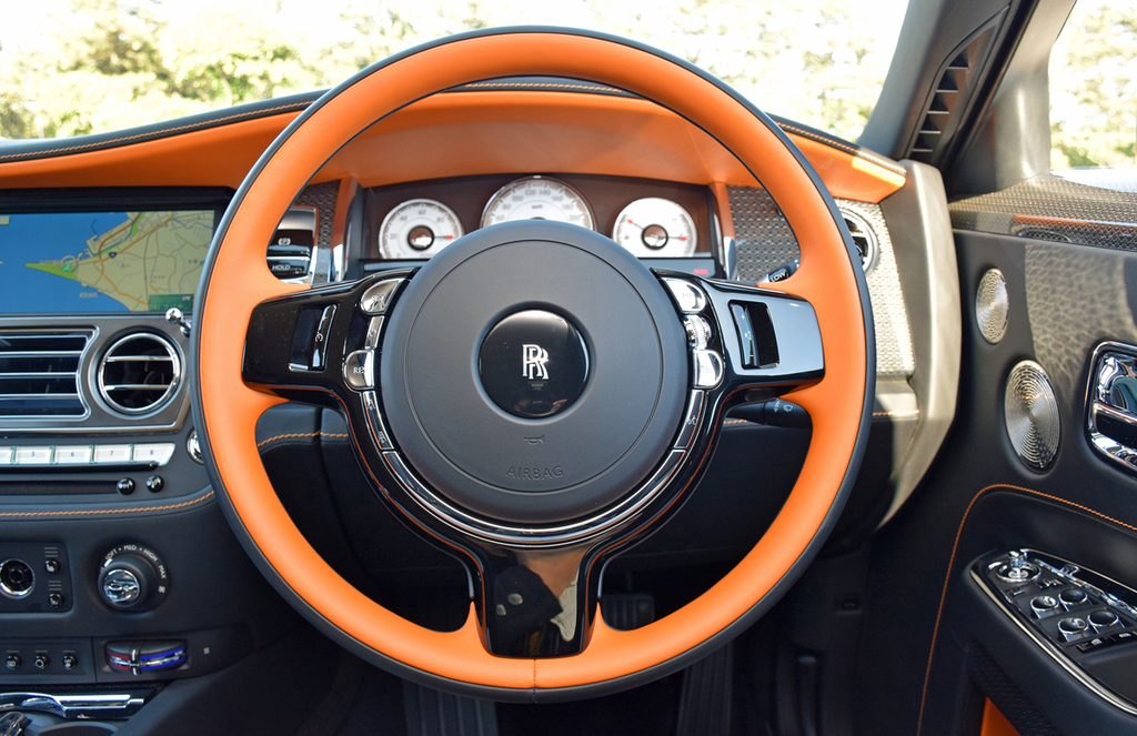オレンジの加飾が映える細めのステアリングホイール。中央にはロールス・ロイスのエンブレム「ダブルアール」（ＲＲ）