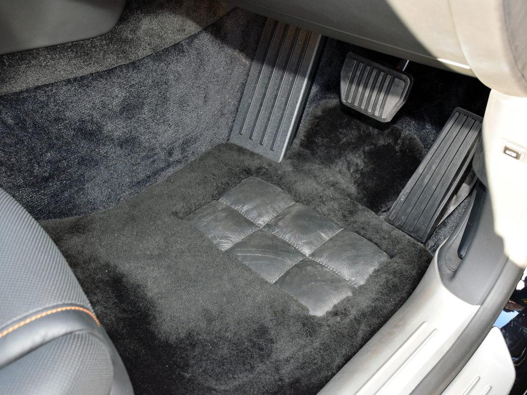 運転席のラムウールマットレス。アクセルペダルはオルガン式