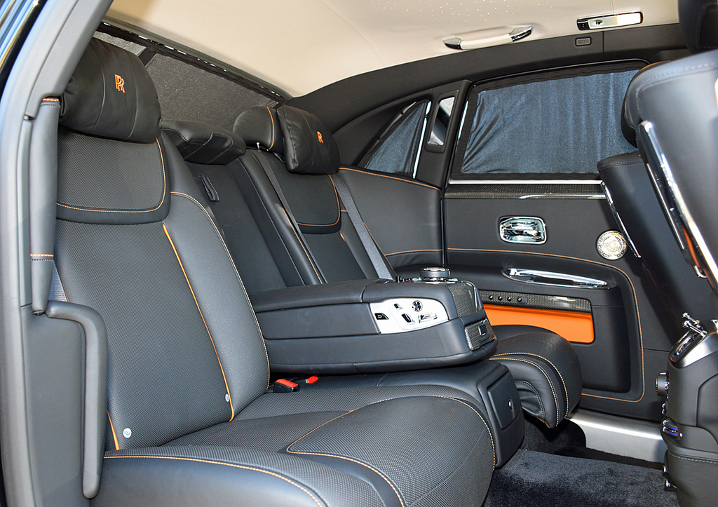 広々とした後席。シートクーラーを入れると、シート全体から冷風が噴き出してきた。ガーゼを置いたら浮いたのにはびっくり