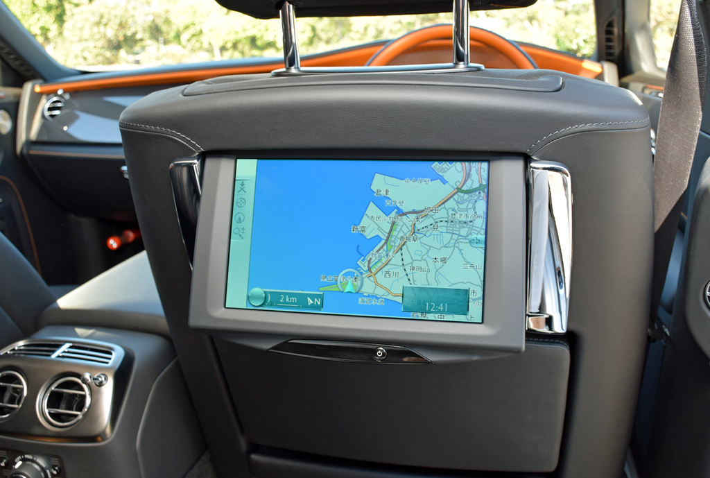 シートバックの９．２インチモニター