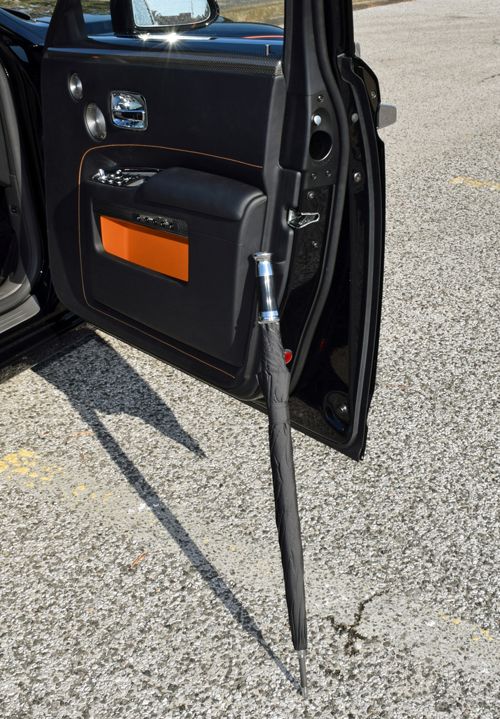 これだけでも売ってほしいと思うほど質感の高いロールス・ロイスの傘