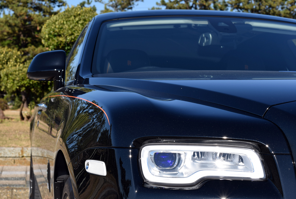 ゴーストのＬＥＤヘッドランプと、職人が手描きしたオレンジ色のコーチライン