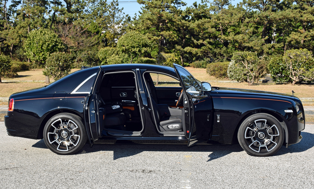 後席はコーチドア（観音開き）