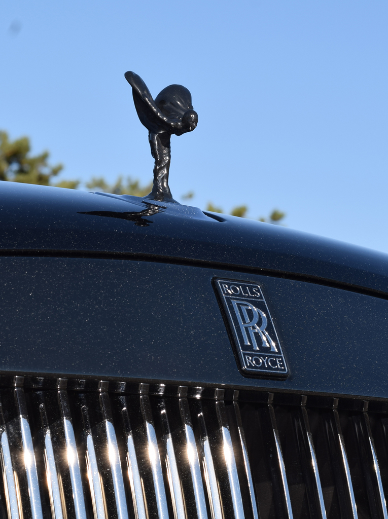 漆黒に塗られたスピリット・オブ・エクスタシーと、ロールス・ロイスのエンブレム（ブラック・バッジモデル）。標準モデルと配色が反転している