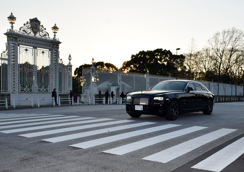日が落ち始めた迎賓館前とゴースト