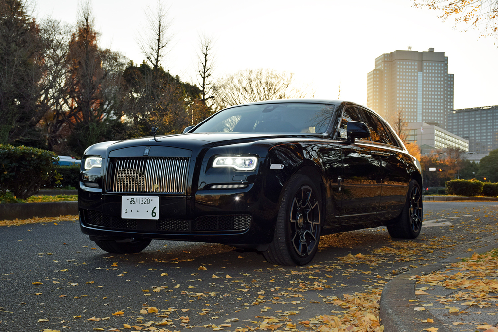 漆黒のボディがミステリアス。日没が迫り、どこか不気味な雰囲気を醸し出す