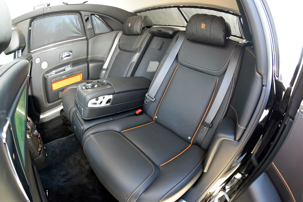 後席は３名まで乗車可能だが、ショーファードリブンならやはり１人で贅沢に乗りたいところ