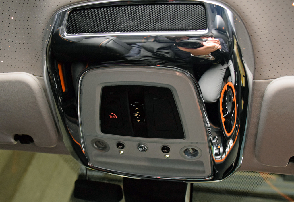 ルームランプの操作パネル。中央の星マークのスイッチで「スターライト・ヘッドライナー」の明るさを調節できる