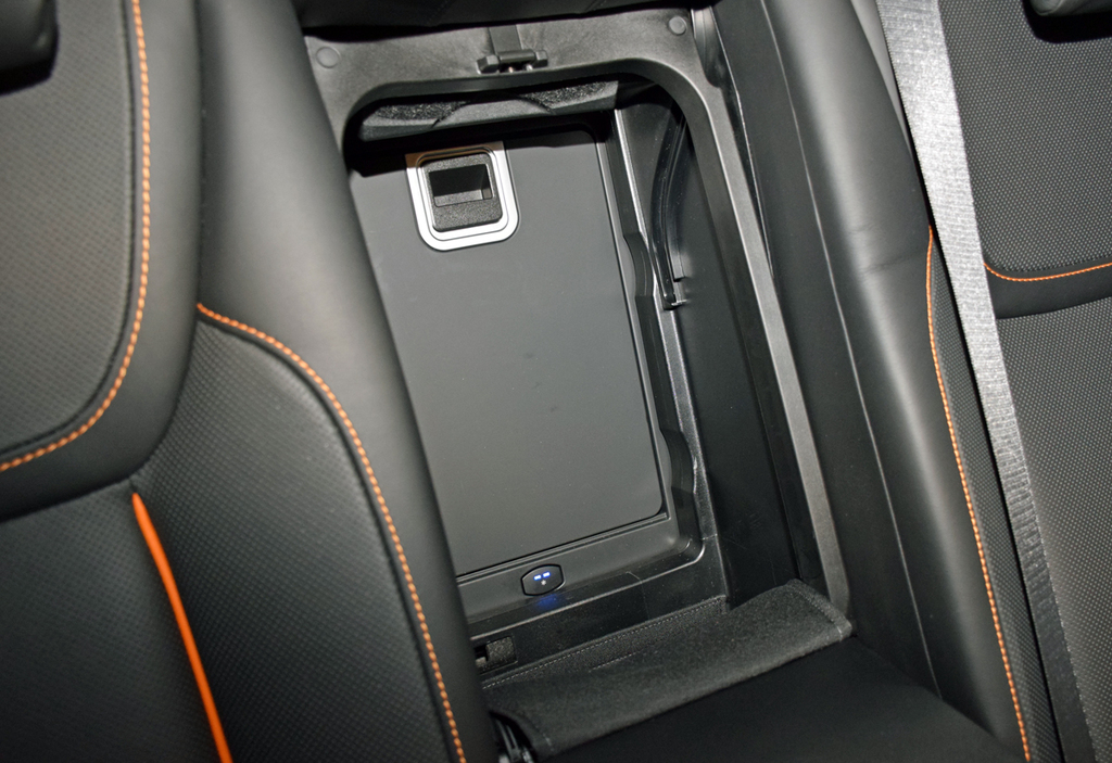 後席アームレストを倒した奥には…