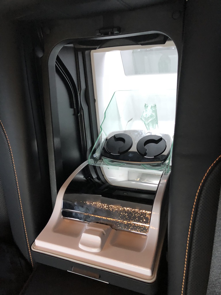 ゴーストの冷蔵庫（小島純一撮影）＝アイフォーンＸで撮影