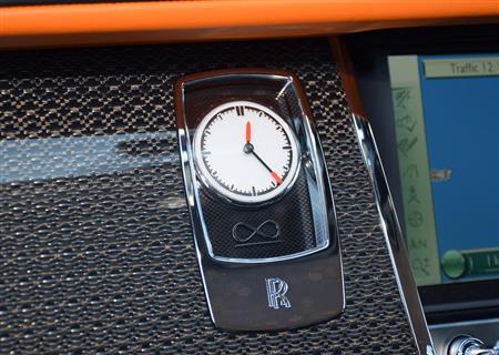 オレンジ色の針先がお洒落なアナログ時計。ダッシュボードはアルミニウムをカーボン素材に織り込んだコンポジット材を使用