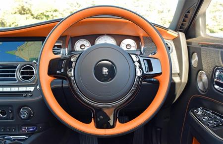 オレンジの加飾が映える細めのステアリングホイール。中央にはロールス・ロイスのエンブレム「ダブルアール」（ＲＲ）