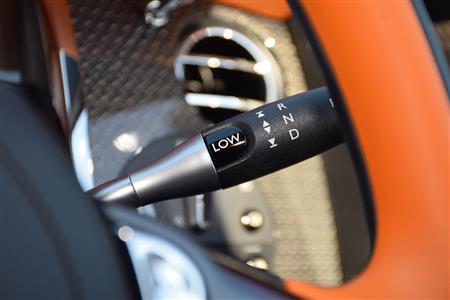 ハンドル脇のシフトレバー