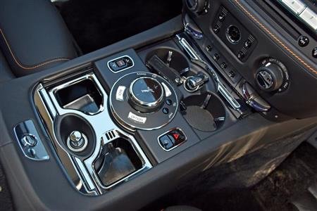 センターコンソール中央のロータリーコントローラーは、ダイアル上部がタッチパッドになっている