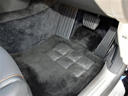 運転席のラムウールマットレス。アクセルペダルはオルガン式