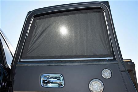 電動カーテンを閉めたリヤウインドー