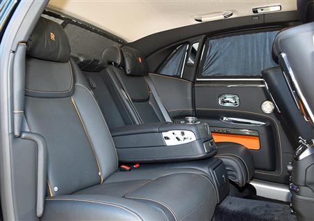 広々とした後席。シートクーラーを入れると、シート全体から冷風が噴き出してきた。ガーゼを置いたら浮いたのにはびっくり