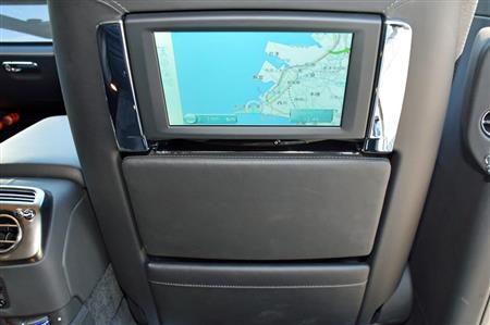 ９．２インチモニター。その下のテーブルは手前に引き出して使う