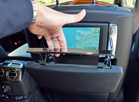 テーブルを使う時はいったん引き上げてから、次に手前に倒す