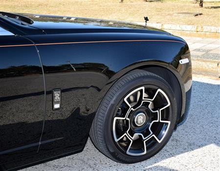 職人が手描きしたオレンジ色のコーチライン。外周にカーボンを使用した２１インチのブラック・バッジ専用ホイール