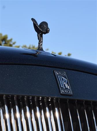 漆黒に塗られたスピリット・オブ・エクスタシーと、ロールス・ロイスのエンブレム（ブラック・バッジモデル）。標準モデルと配色が反転している