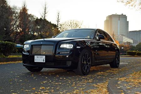 漆黒のボディがミステリアス。日没が迫り、どこか不気味な雰囲気を醸し出す