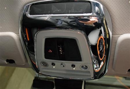 ルームランプの操作パネル。中央の星マークのスイッチで「スターライト・ヘッドライナー」の明るさを調節できる