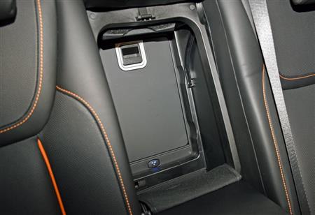 後席アームレストを倒した奥には…