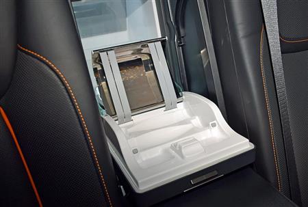 シャンパングラスを２本も横置きできるトレー