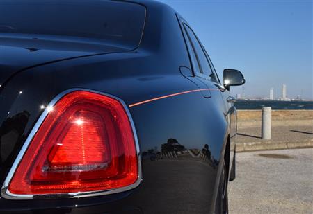 ロールス・ロイスのゴースト。職人が手描きしたオレンジ色のコーチラインがアクセント