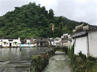 特色小鎮計画を検討している安徽省黄山市にある山間のまち「蕉村」。伝統的建築物群が特徴。２０１７年の夏に誘いを受けて訪れた（筆者撮影）