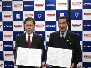 提携を発表するコナミスポーツクラブの落合昭社長（左）と日体大の松浪健四郎理事長＝１４日、東京都世田谷区の日本体育大東京・世田谷キャンパス