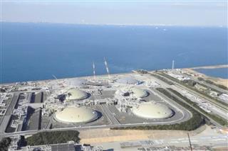 東京電力フュエル＆パワー富津火力発電所で進んでいるＬＮＧタンクの増設工事＝２０日、千葉県富津市