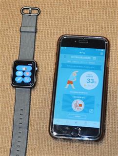 スマートフォン向けアプリ「健康物語」の画面（右）と腕時計型端末