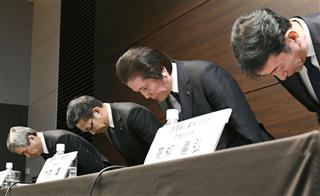 記者会見で謝罪する三菱マテリアルの竹内章社長(右から2人目)ら=28日午後、東京都千代田区 記者会見で謝罪する三菱マテリアルの竹内章社長(右から2人目)ら=28日午後、東京都千代田区