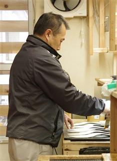 インソールは、職人が一枚一枚丁寧に製作する＝１５日、群馬県みなかみ市