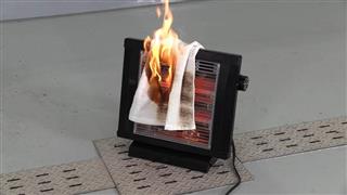 再現実験で落下したタオルから出火(NITE四国支所提供) 再現実験で落下したタオルから出火(NITE四国支所提供)