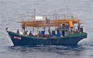 大和堆周辺海域に出現した北朝鮮籍の木造船=2017年9月中旬(海上保安庁提供) 大和堆周辺海域に出現した北朝鮮籍の木造船=2017年9月中旬(海上保安庁提供)