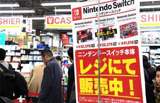 家電量販店はニンテンドースイッチの入荷をアピール。だが、種類によっては完売していた＝大阪市北区のヨドバシカメラマルチメディア梅田