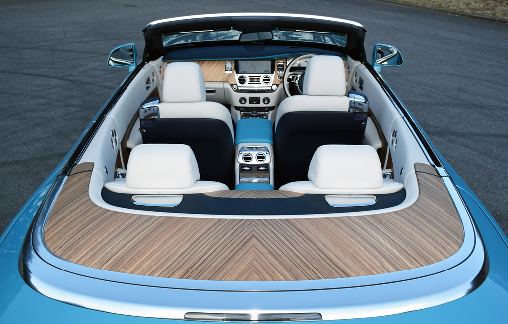 高級木材を贅沢に使用したロールス・ロイス「ドーン」。リヤシートを囲うウッドデッキがひと際目立つ