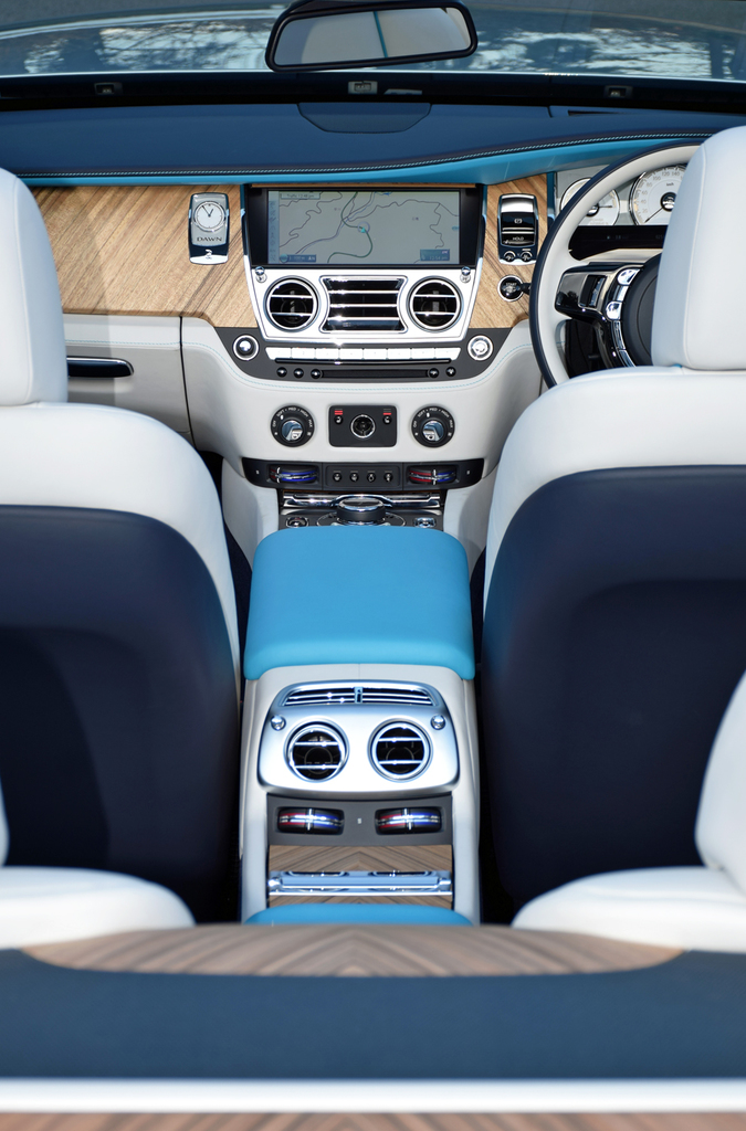 高級木材を贅沢に使用したロールス・ロイス「ドーン」。差し色がお洒落