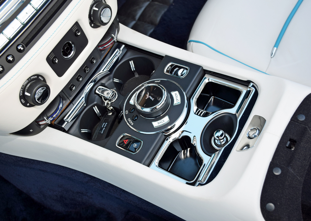 センターコンソール中央のロータリーコントローラーは、ダイアル上部がタッチパッドになっている。右側にはルーフの開閉ボタン