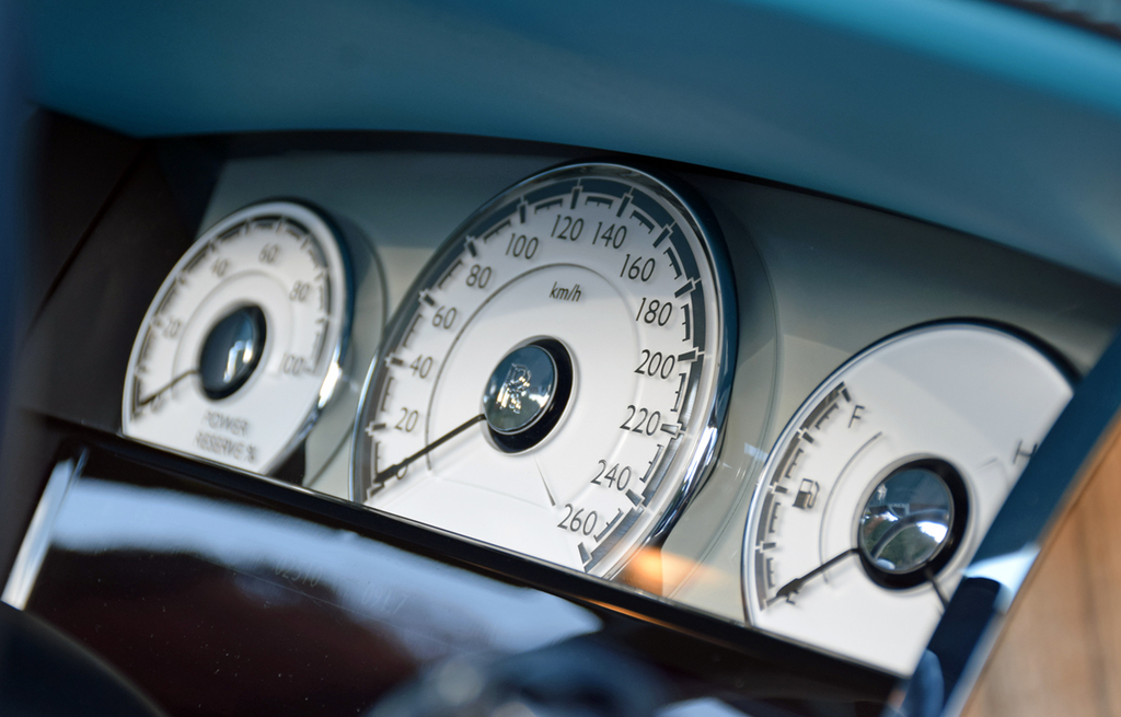 透き通るような美しさの純白メーター