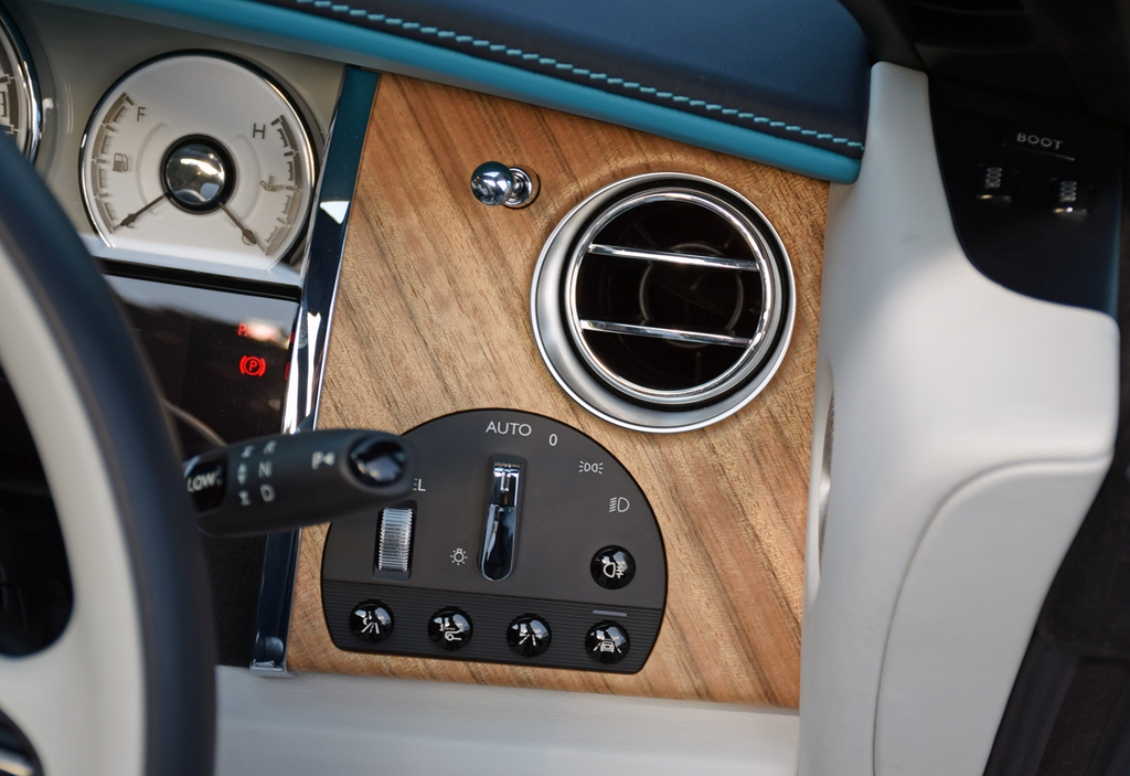 吹き出し口と灯火類スイッチ。写真右のＡピラー付近には、両サイドの観音開きドアとトランクを開けるスイッチを配置している