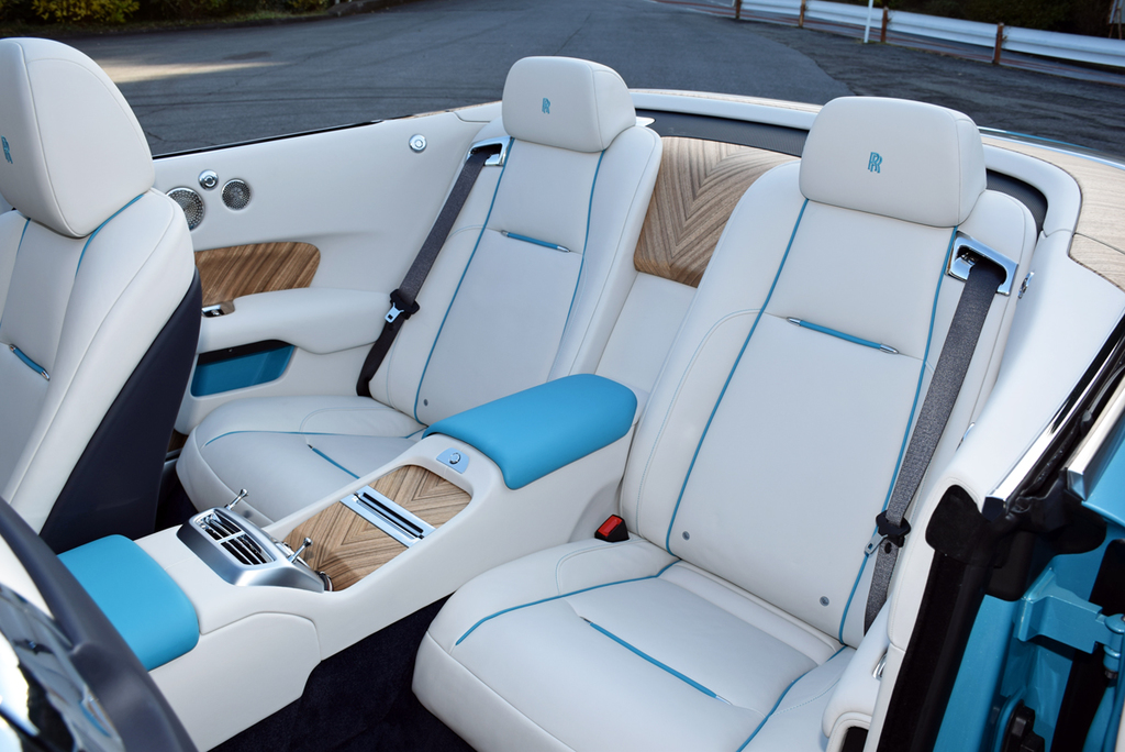 独立型のリヤシート。大人でもゆったり座れる広さを誇る