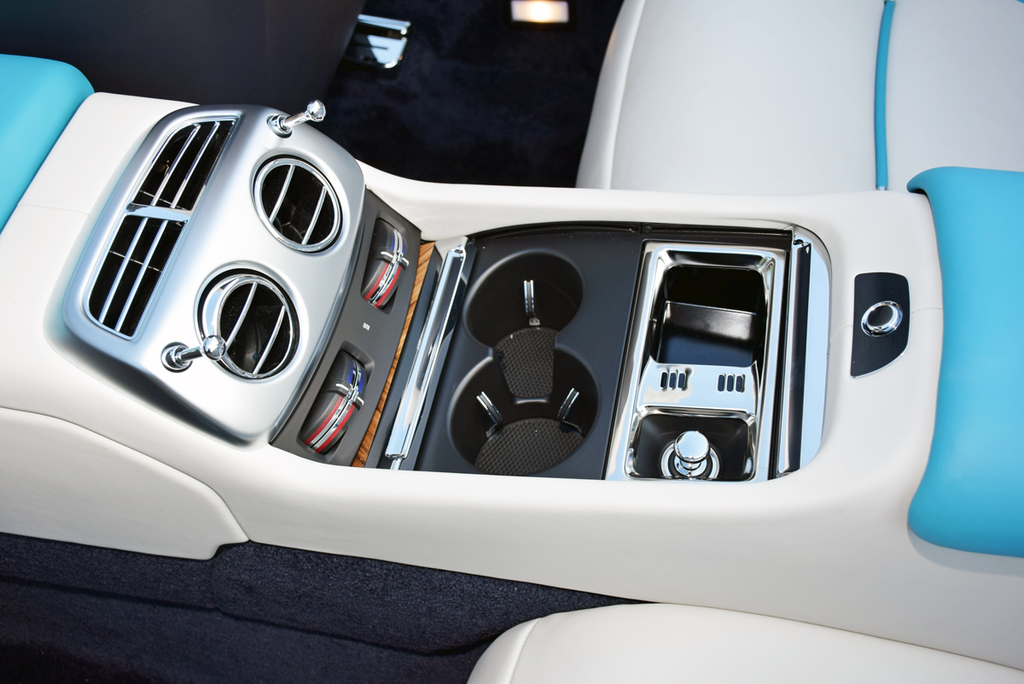 後席のセンターコンソール。後輪駆動のため、直下にはプロペラシャフトが通っている