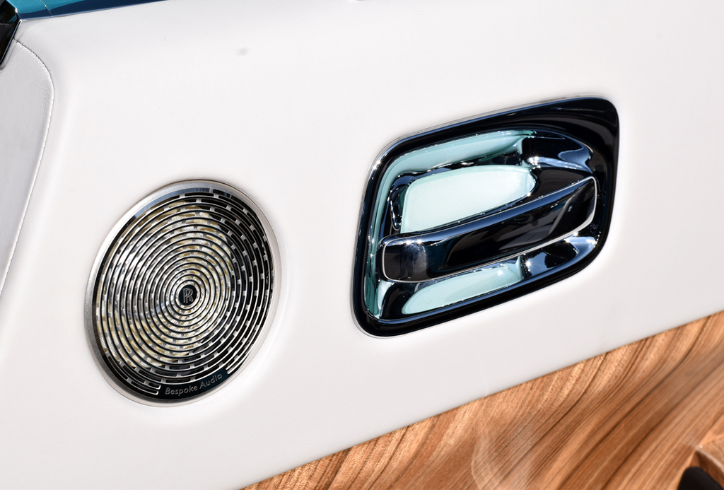 金属製のスピーカーとインナーハンドル